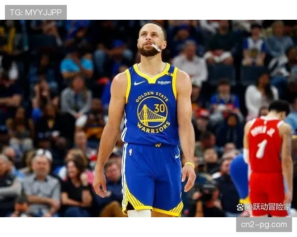 勇士追分阶段格林关键抢断，发起转换助攻库里命中追身三分